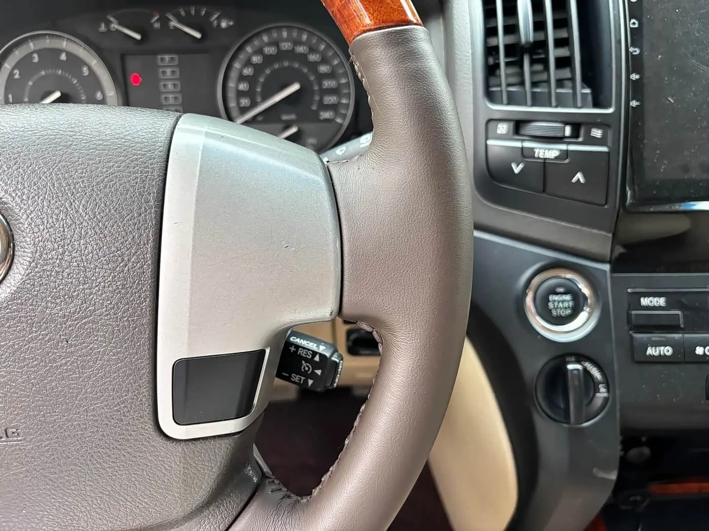 Toyota Land Cruiser 2015 — Photo 16/20