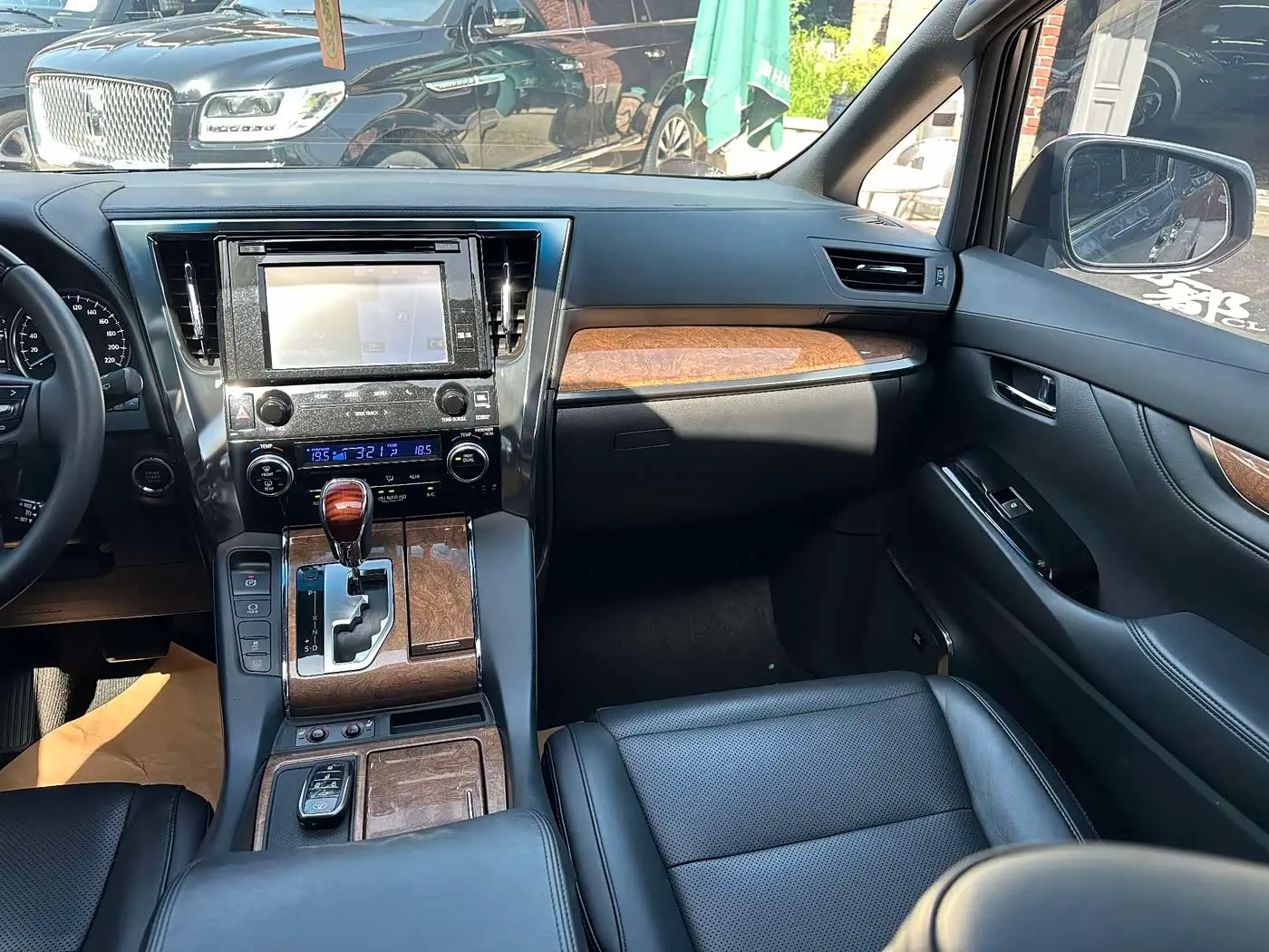 Toyota Alphard 2017 — Şəkil 16/20