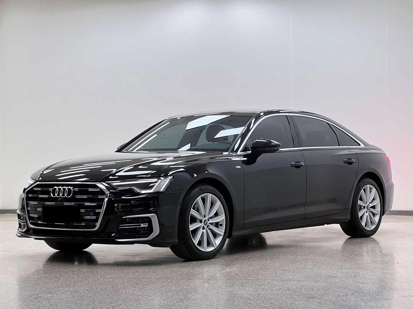 Audi A6L 2023 — Фото 1/13