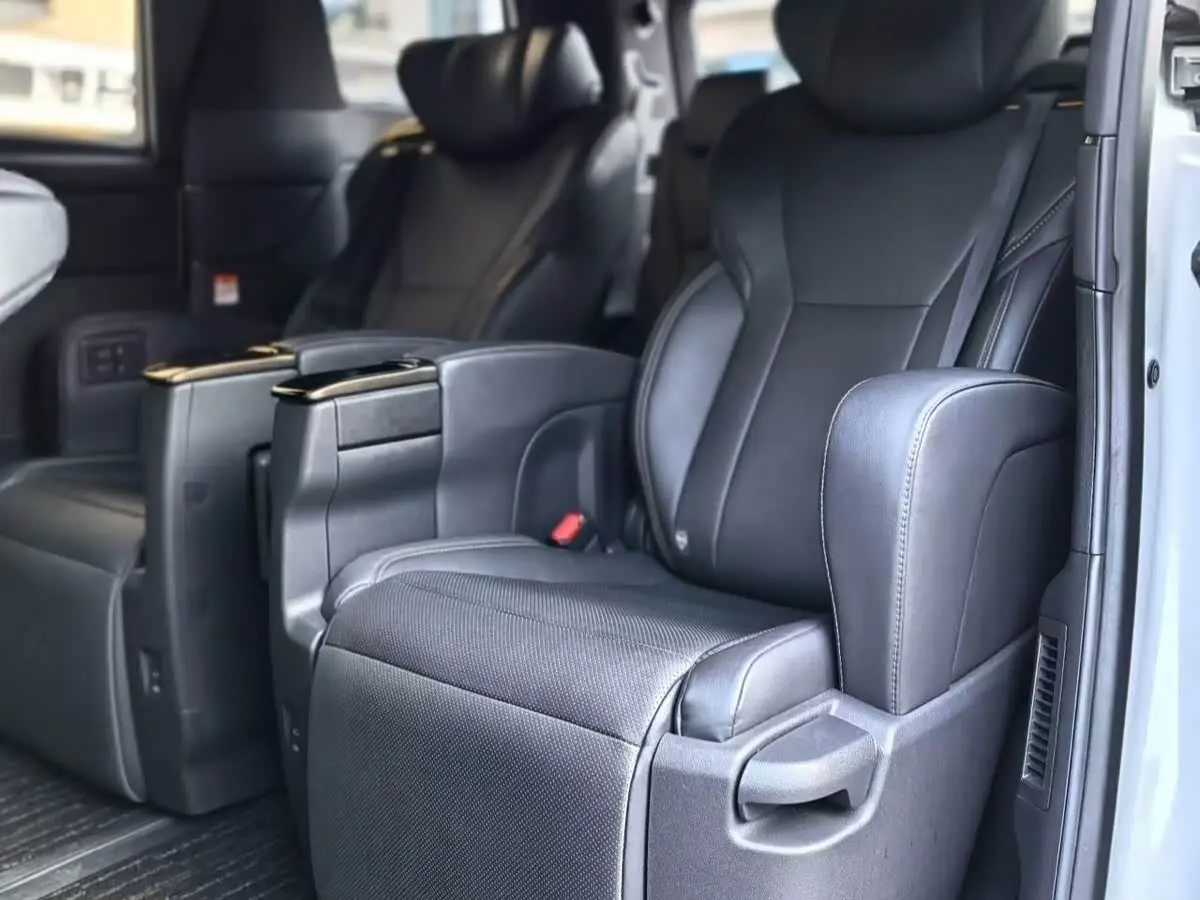 Toyota Alphard 2026 — Photo 12/19