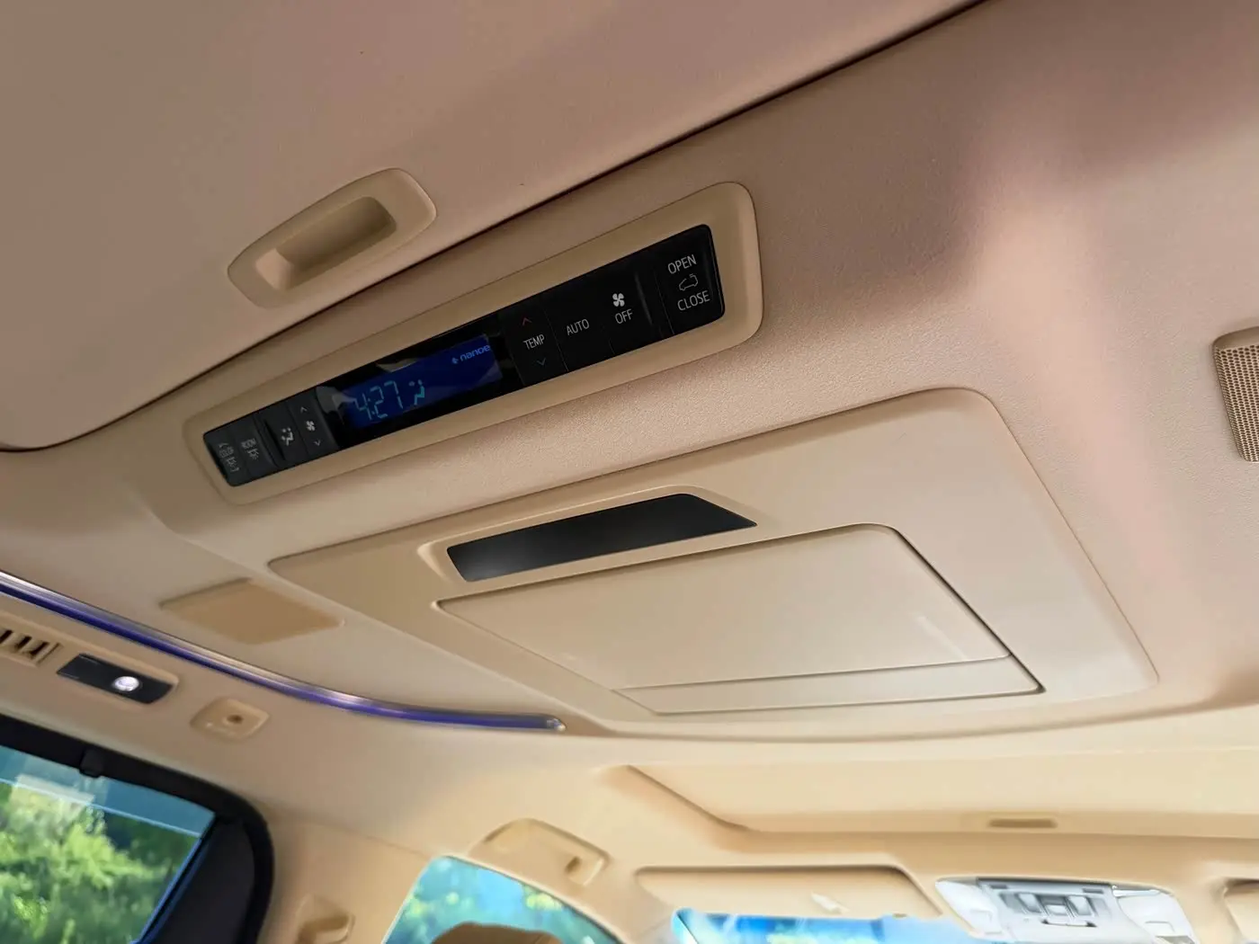 Toyota Alphard 2015 — Photo 13/15