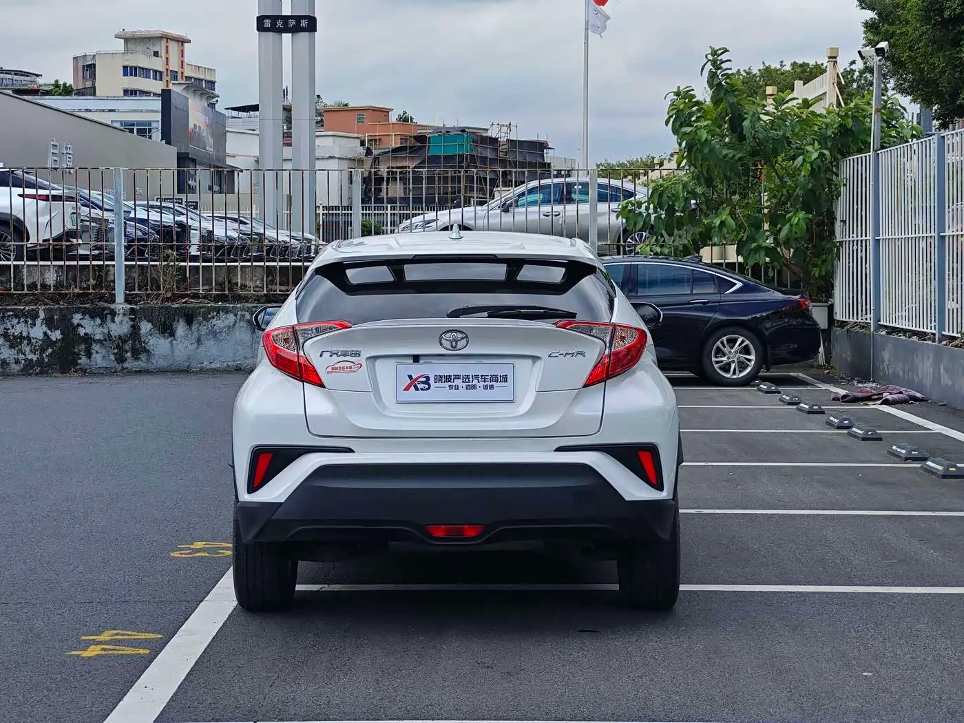 Toyota C-HR 2021 — Photo 7/17