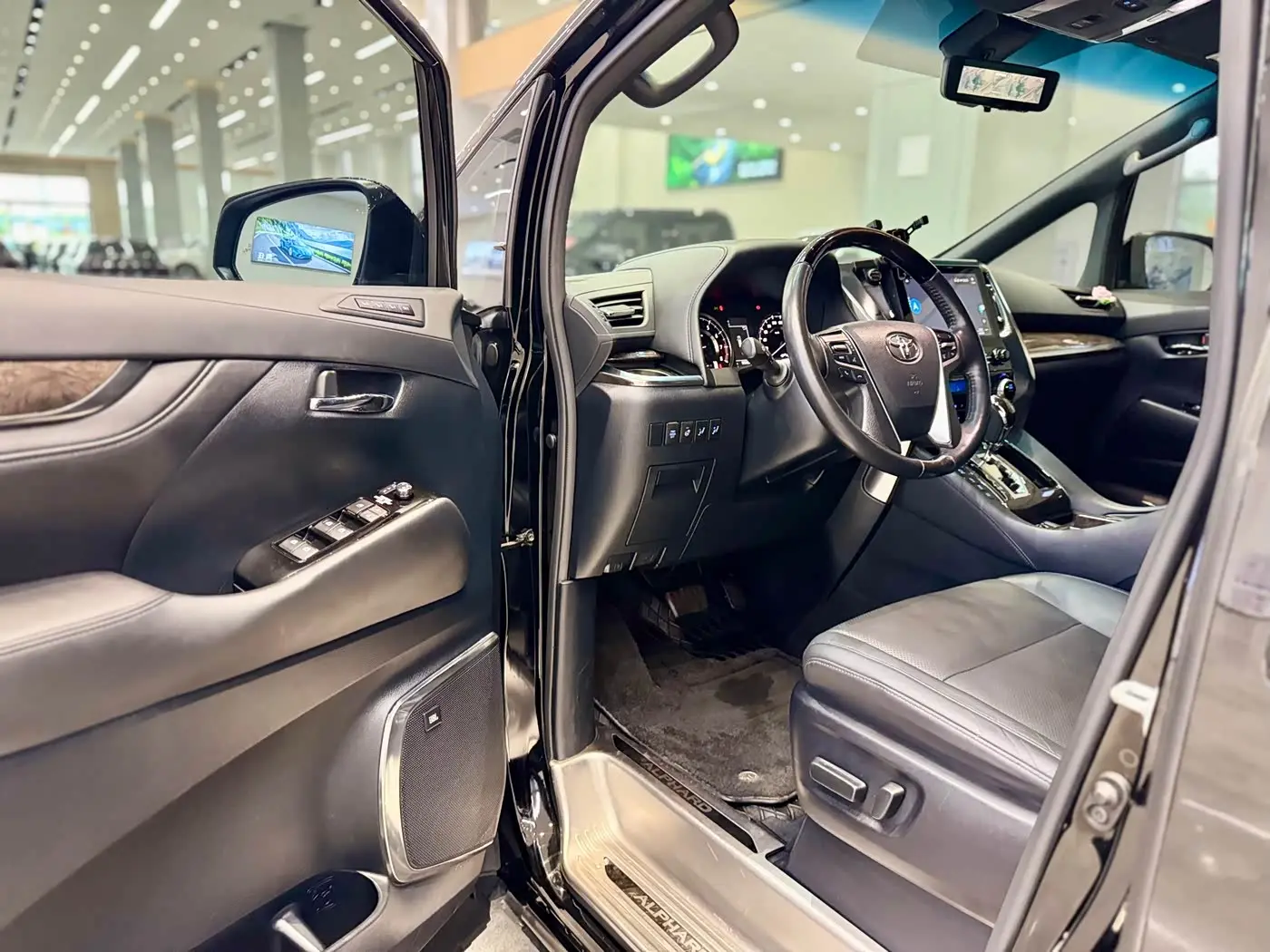 Toyota Alphard 2020 — Photo 8/16