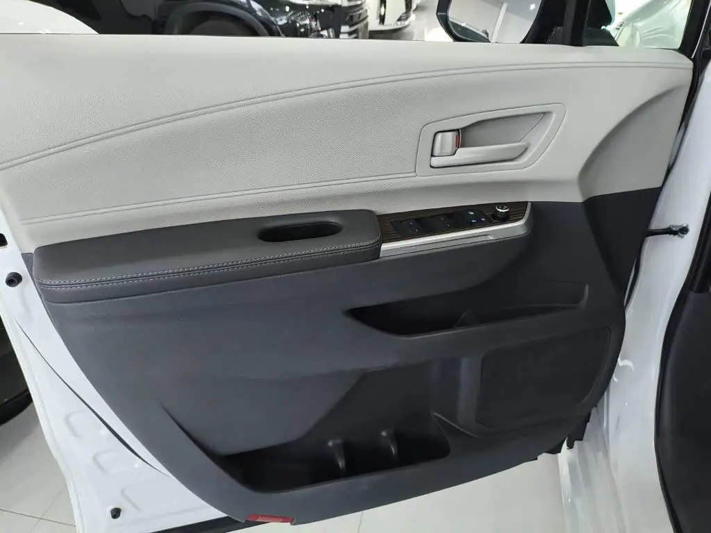Toyota Sienna 2023 — Фото 7/17