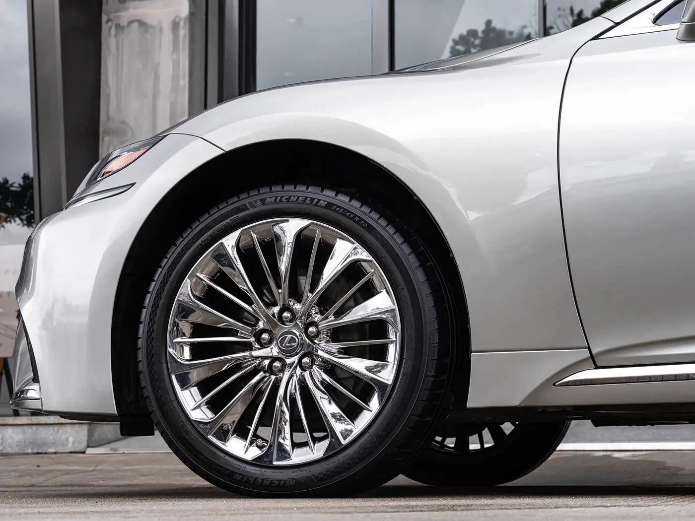 Lexus LS 2018 — Photo 8/20