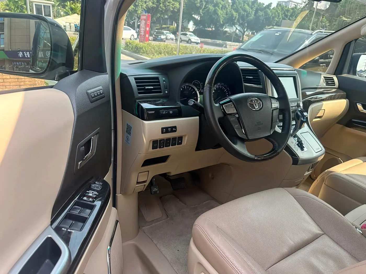 Toyota Alphard 2012 — Photo 9/20
