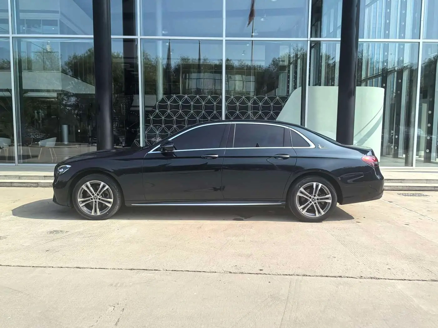 Mercedes-Benz E-Class 2023 — Photo 2/11