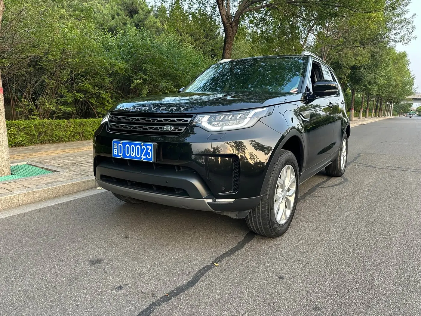 Land Rover Discovery 2018 — ფოტო 1/9