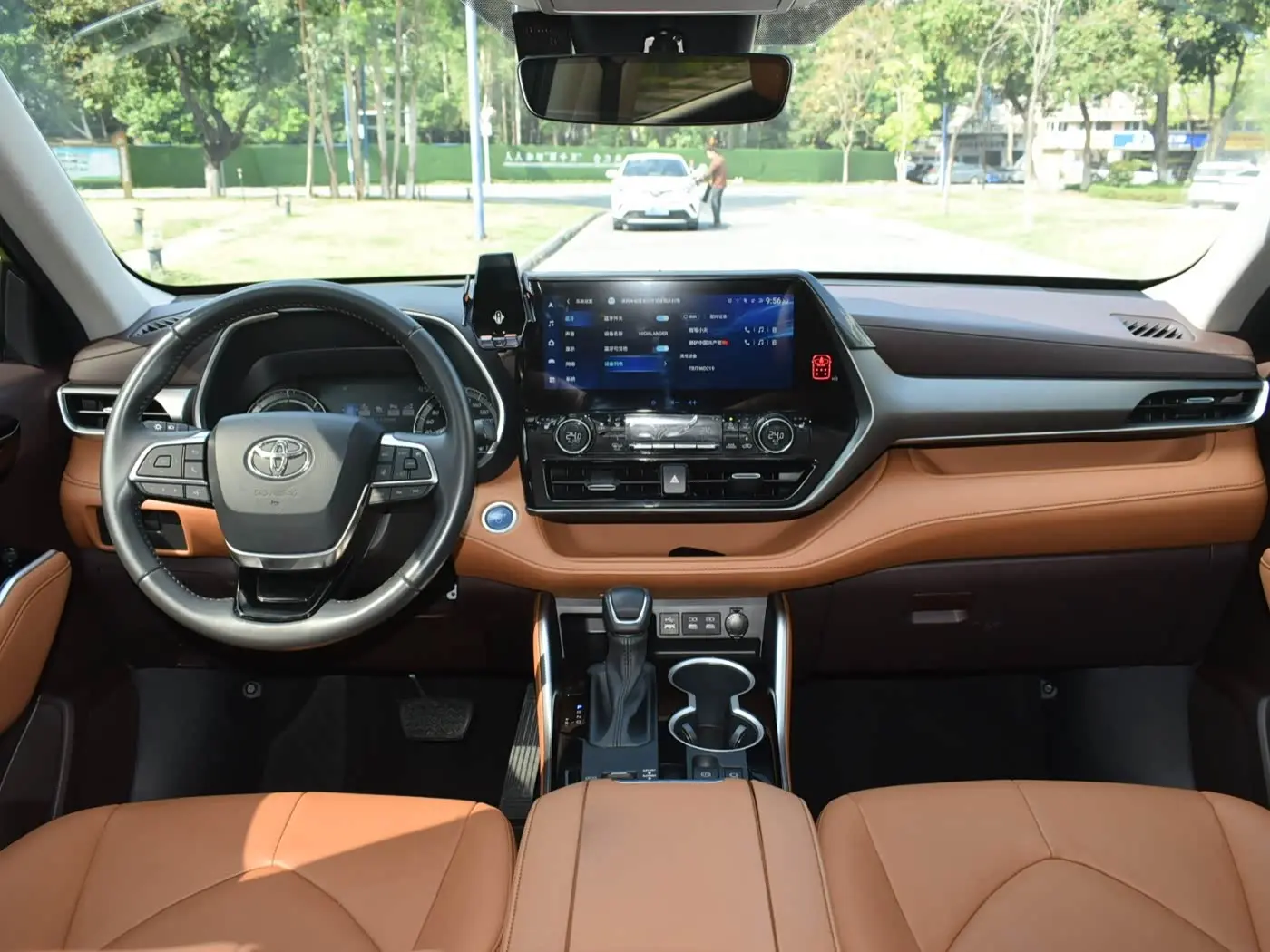 Toyota Highlander 2023 — Photo 16/20