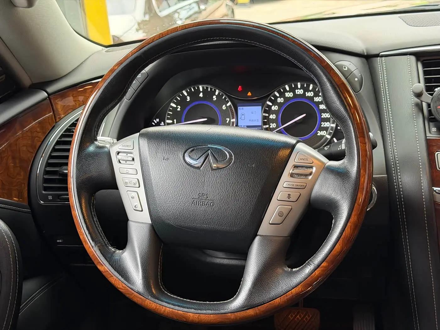 Infiniti QX80 2017 — Şəkil 15/20