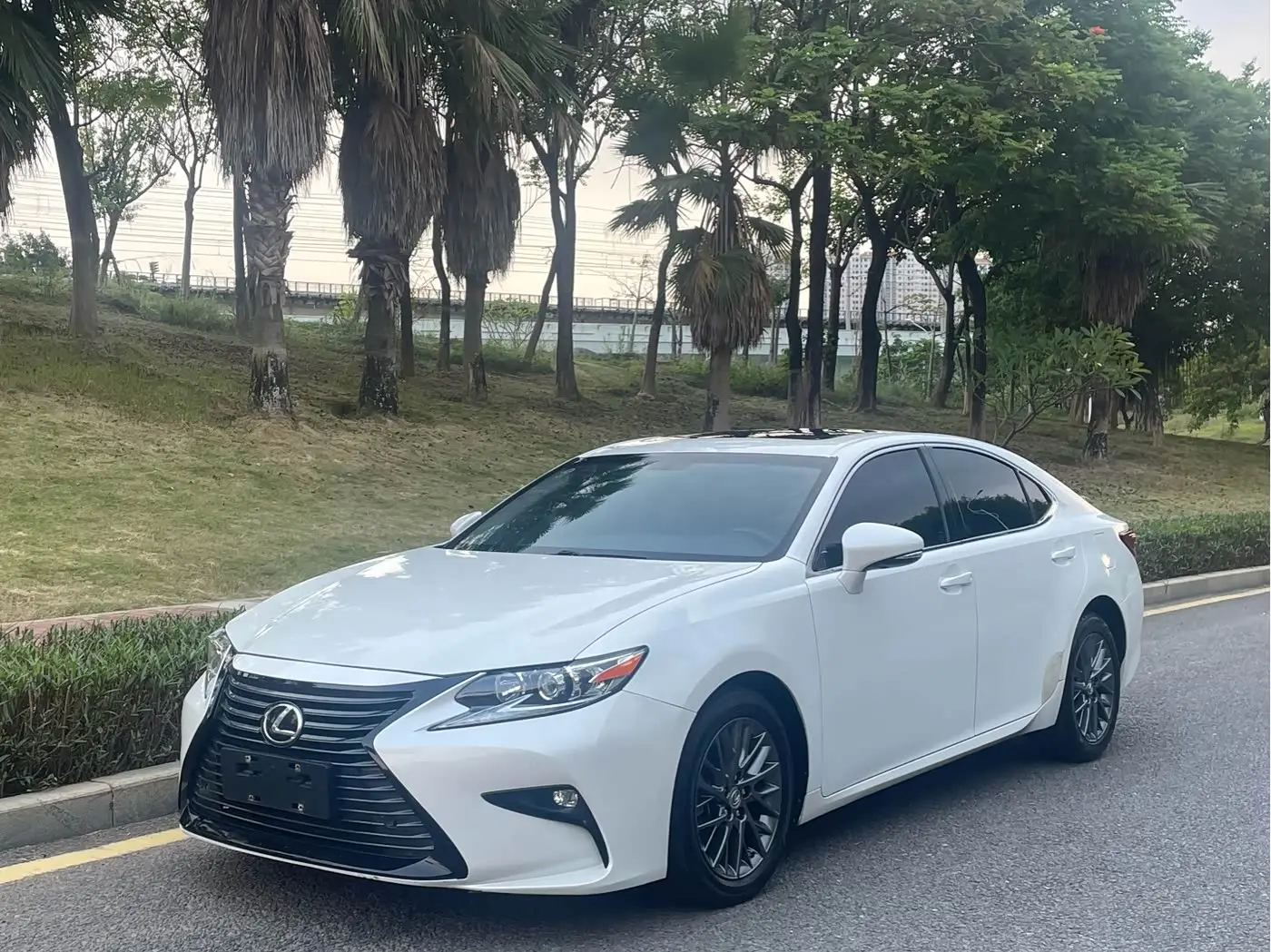 Lexus ES 2018 — Фото 1/9