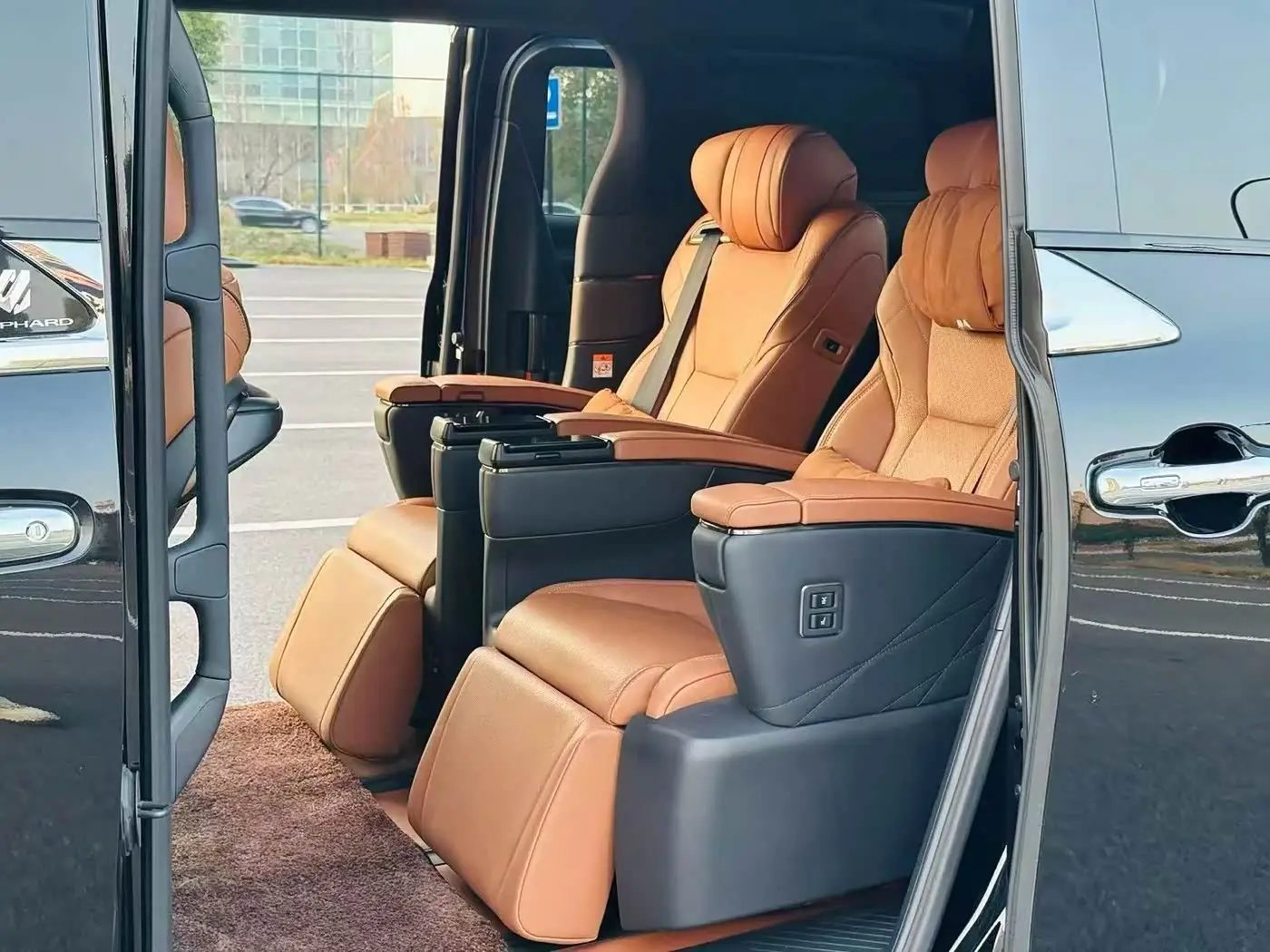 Toyota Alphard 2023 — Photo 5/12