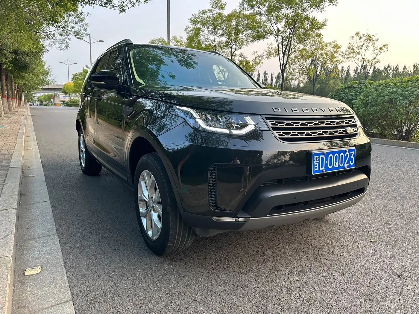 Land Rover Discovery 2018 — ფოტო 2/9