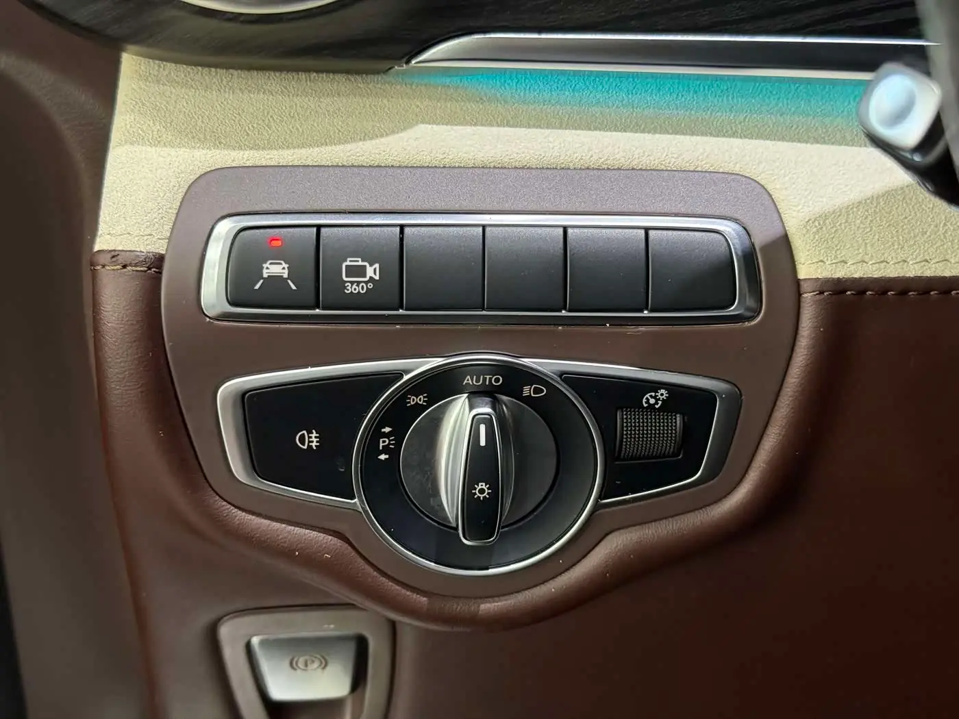 Mercedes-Benz V-Class 2020 — Photo 12/20