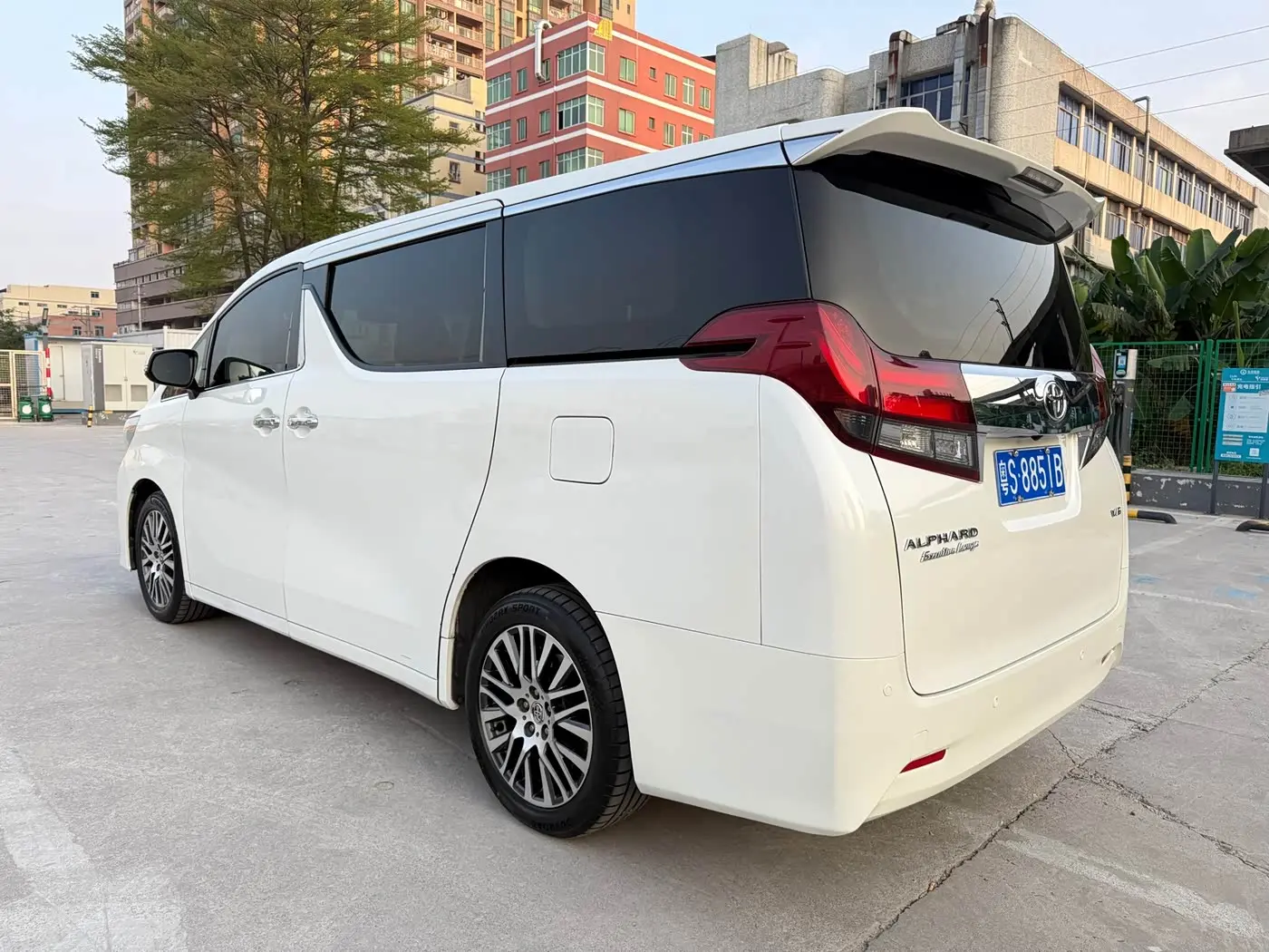 Toyota Alphard 2017 — Photo 10/12
