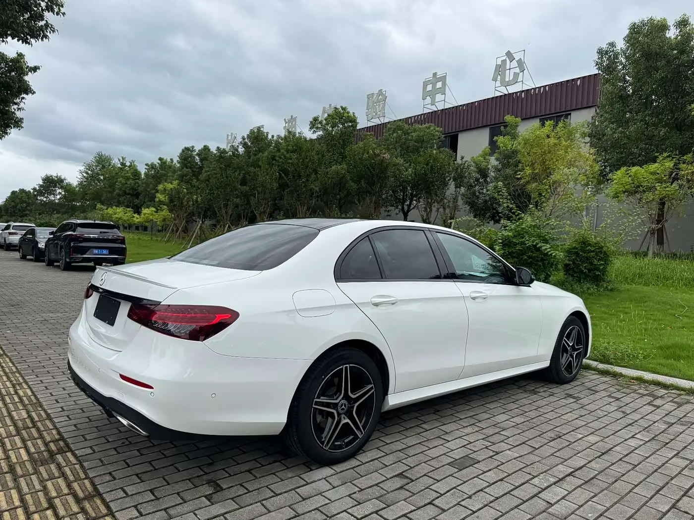 Mercedes-Benz E-Class 2024 — Photo 9/9