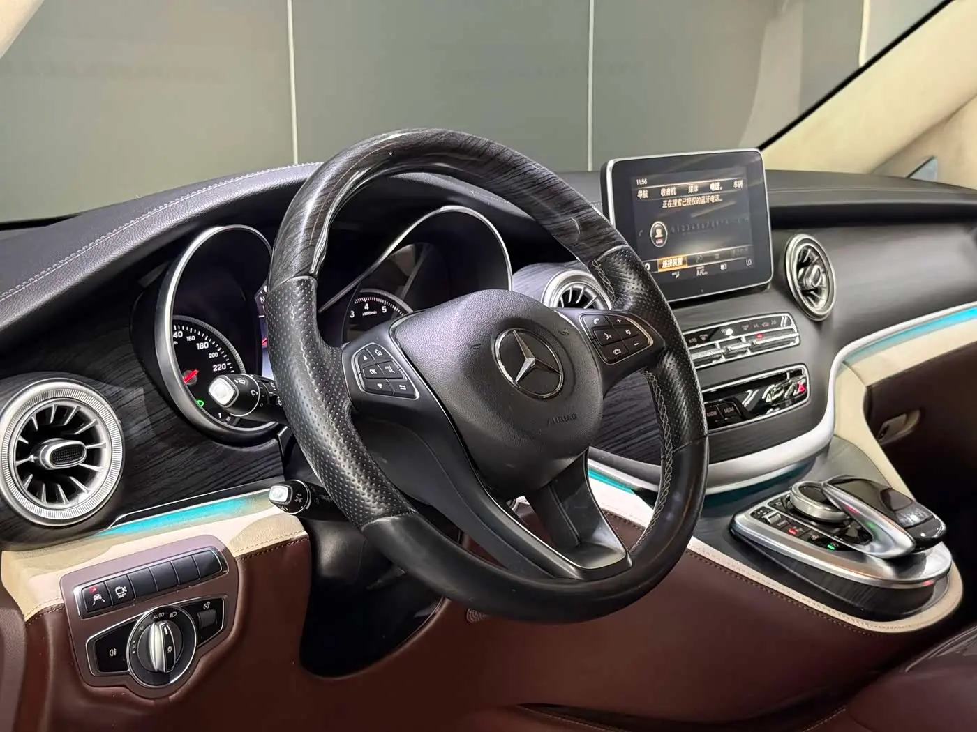 Mercedes-Benz V-Class 2020 — Photo 16/20