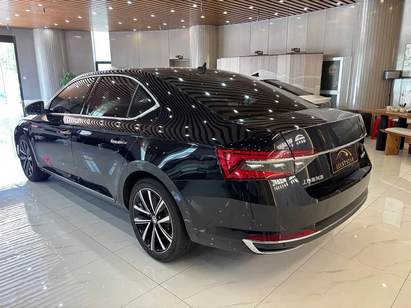 Škoda Superb 2025 — Фото 3/20