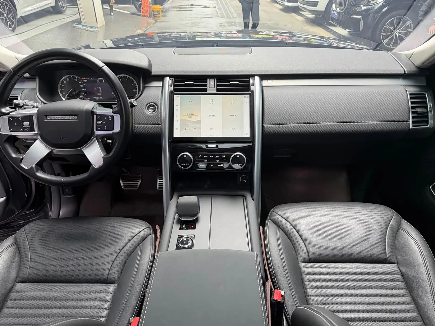 Land Rover Discovery 2023 — Photo 12/20