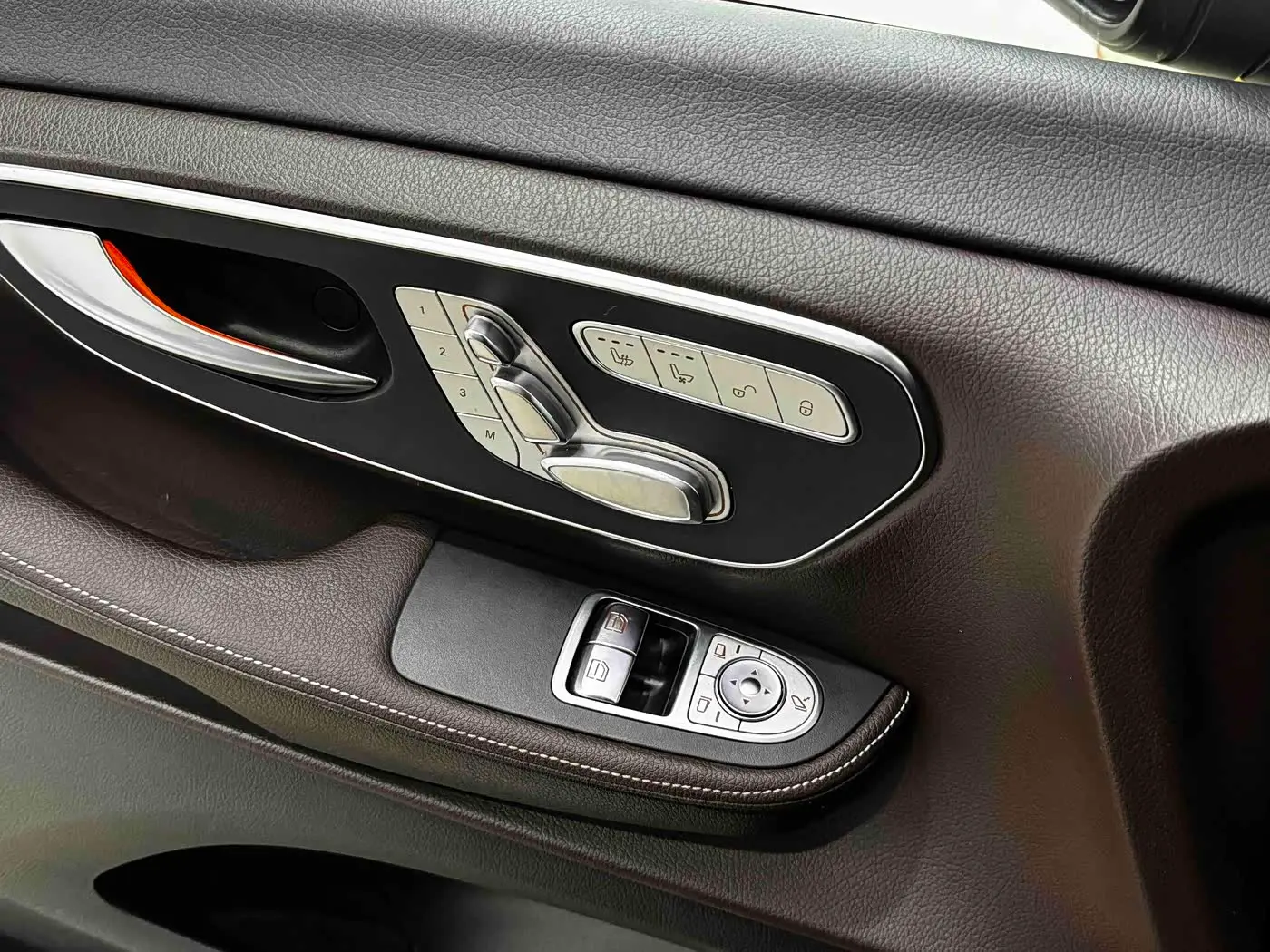 Mercedes-Benz V-Class 2023 — Фото 11/20