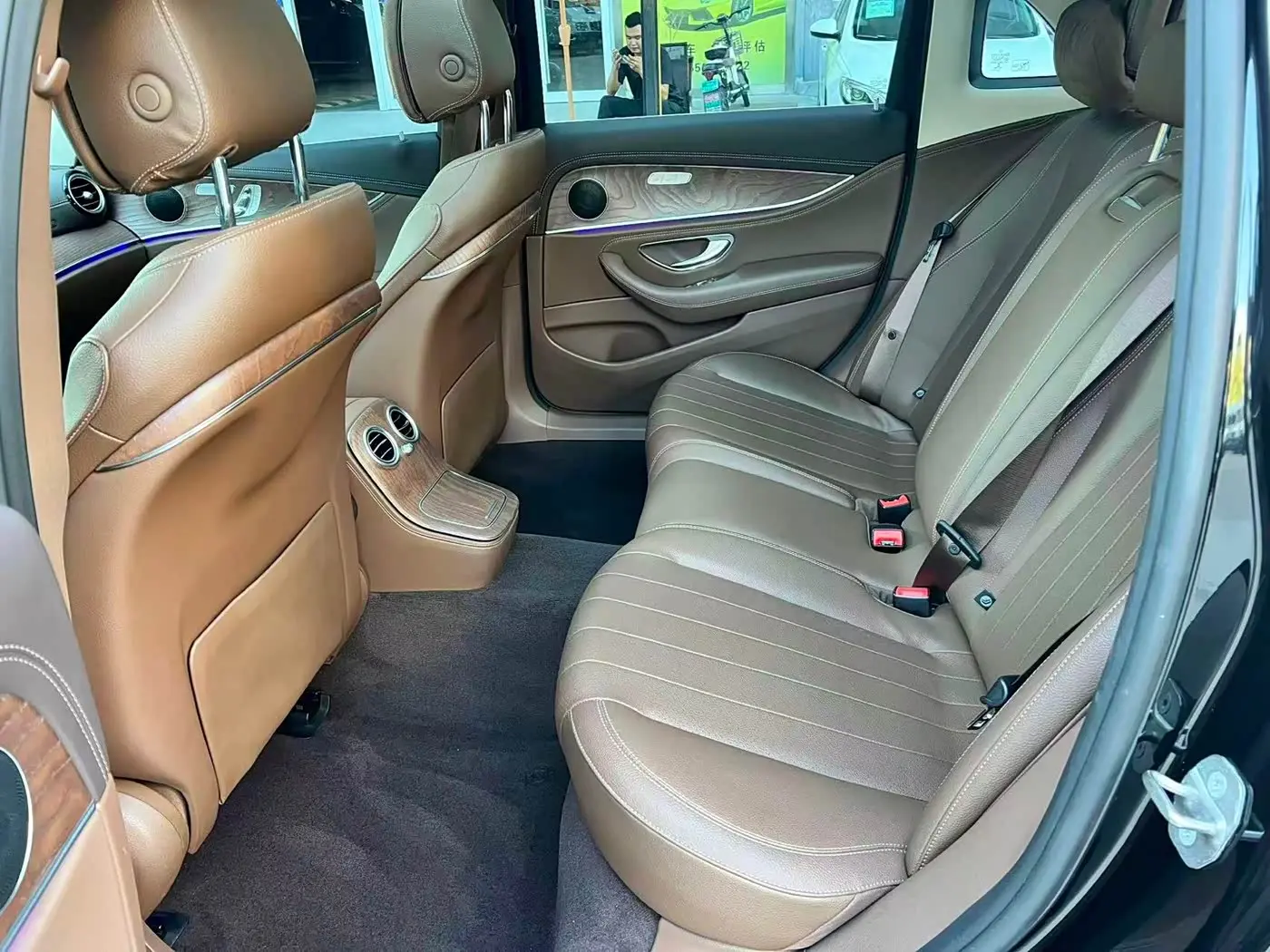 Mercedes-Benz E-Class 2021 — Photo 6/9