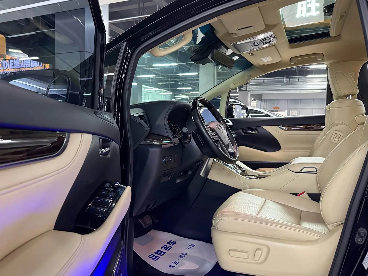 Toyota Alphard 2022 — Photo 7/19