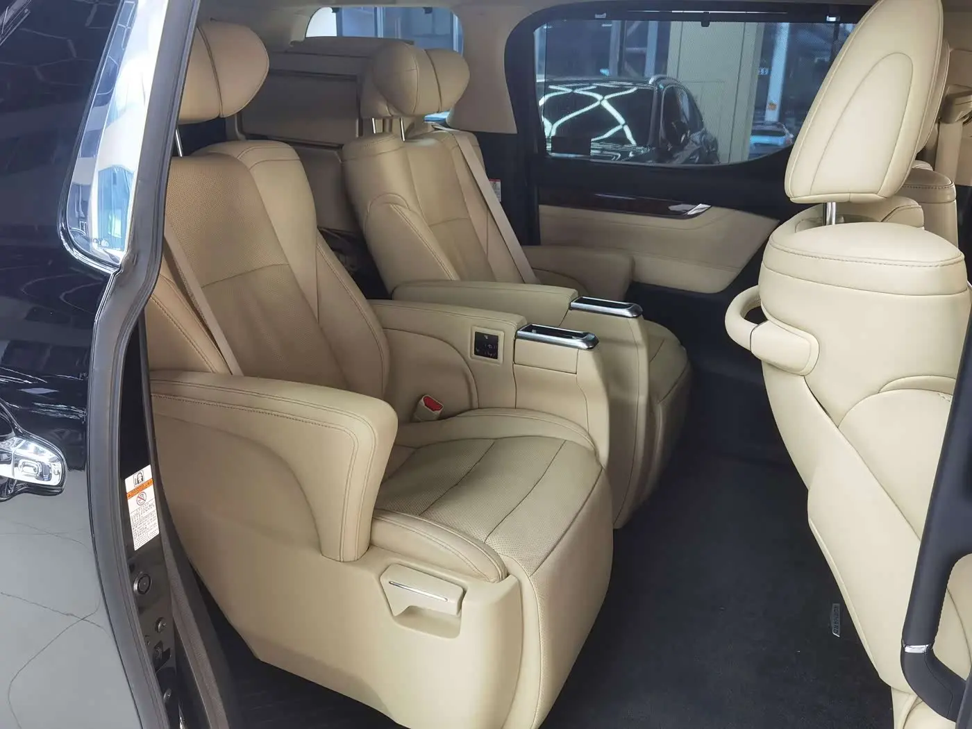 Toyota Alphard 2019 — Photo 9/12
