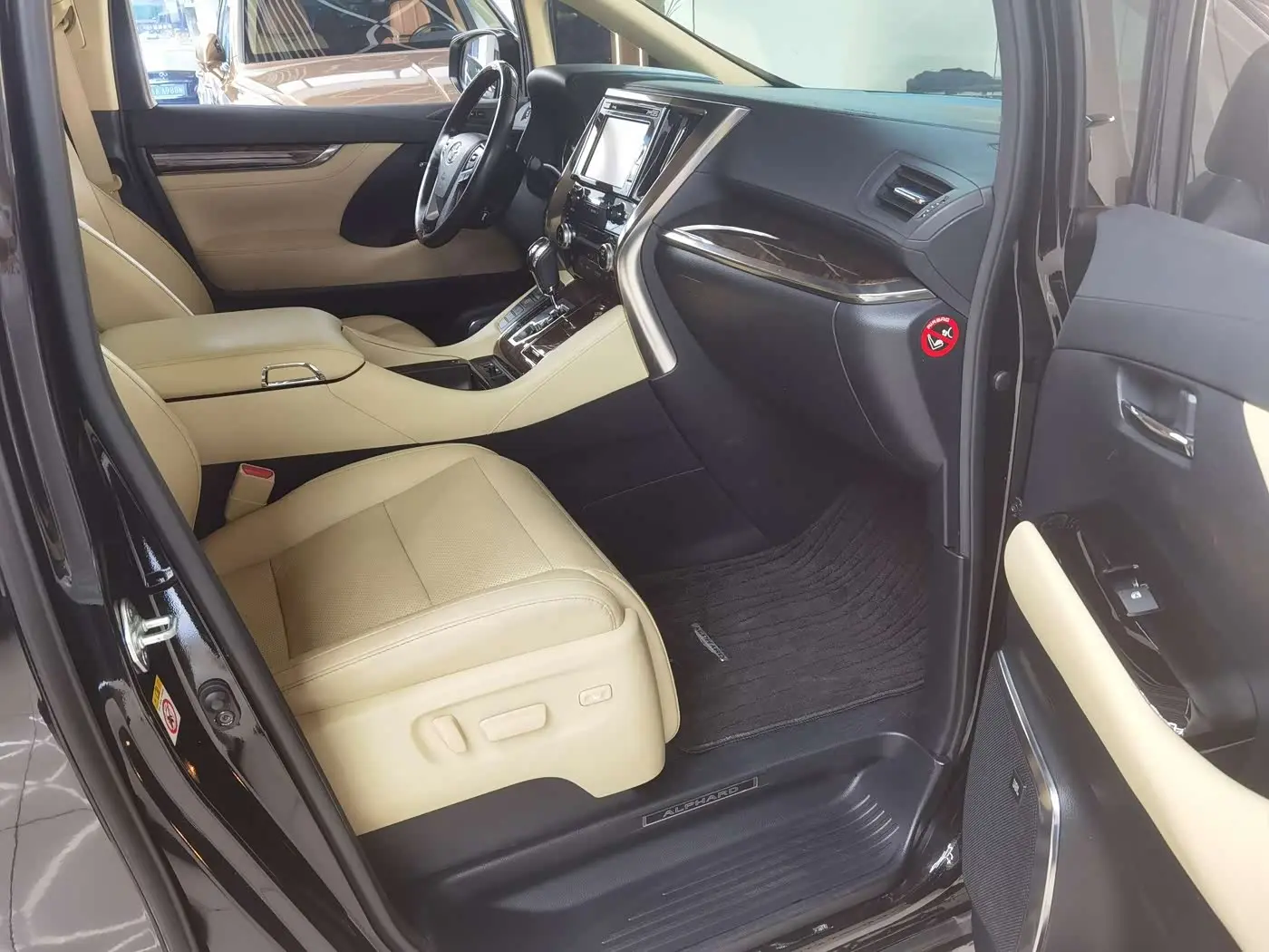 Toyota Alphard 2019 — Photo 7/12
