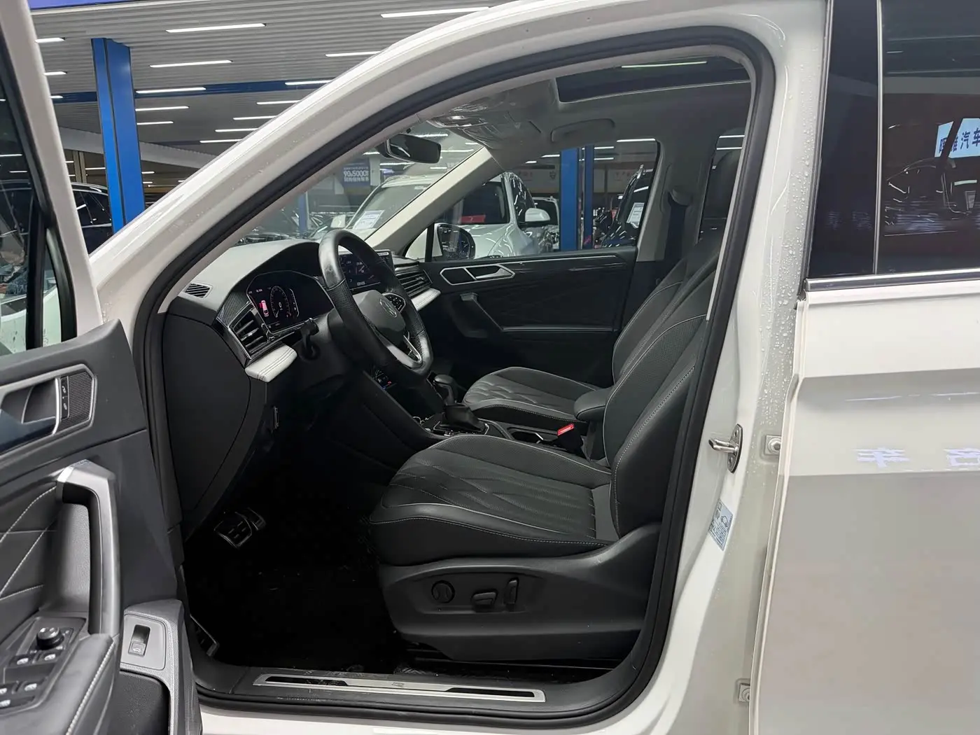 Volkswagen Tiguan L 2022 — Photo 6/20
