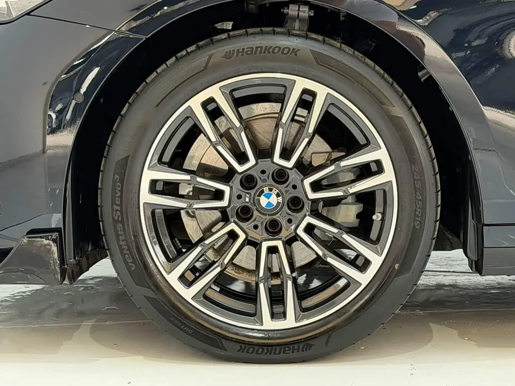 BMW 5 Series 2024 — Photo 11/20