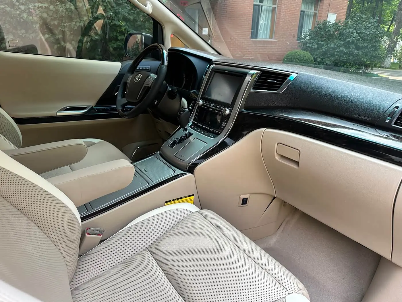 Toyota Alphard 2014 — Photo 20/20