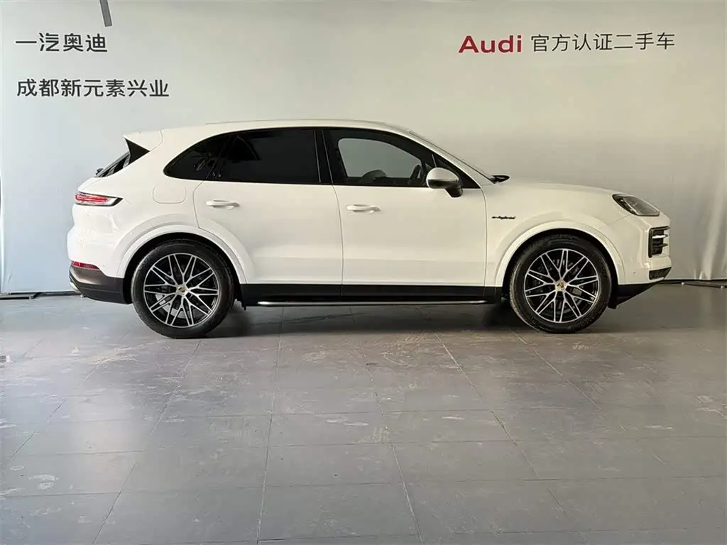 Porsche Cayenne New Energy 2023 — Photo 3/13