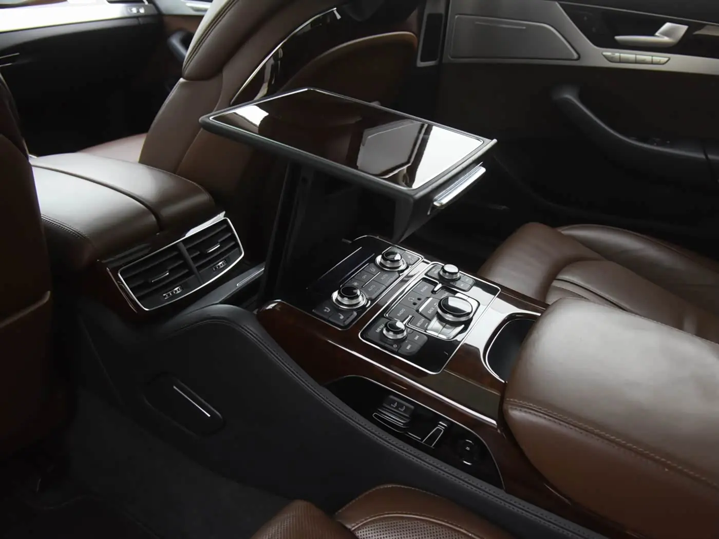 Audi A8 2011 — Фото 10/20