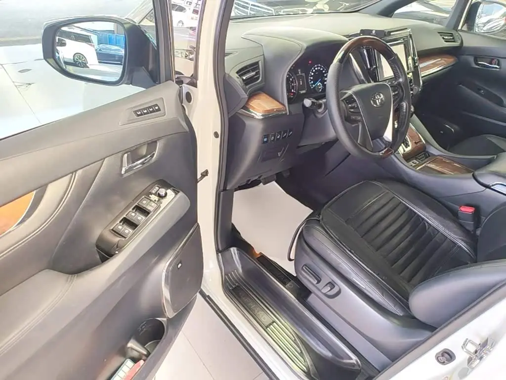 Toyota Alphard 2018 — Photo 13/20