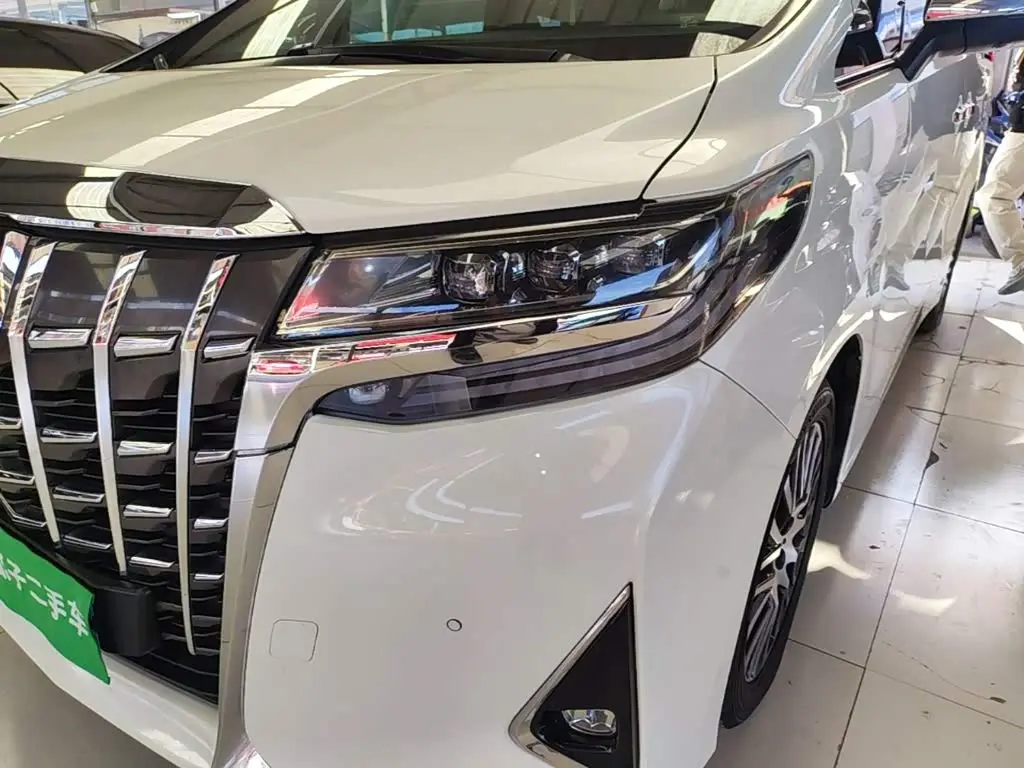 Toyota Alphard 2018 — Photo 19/20