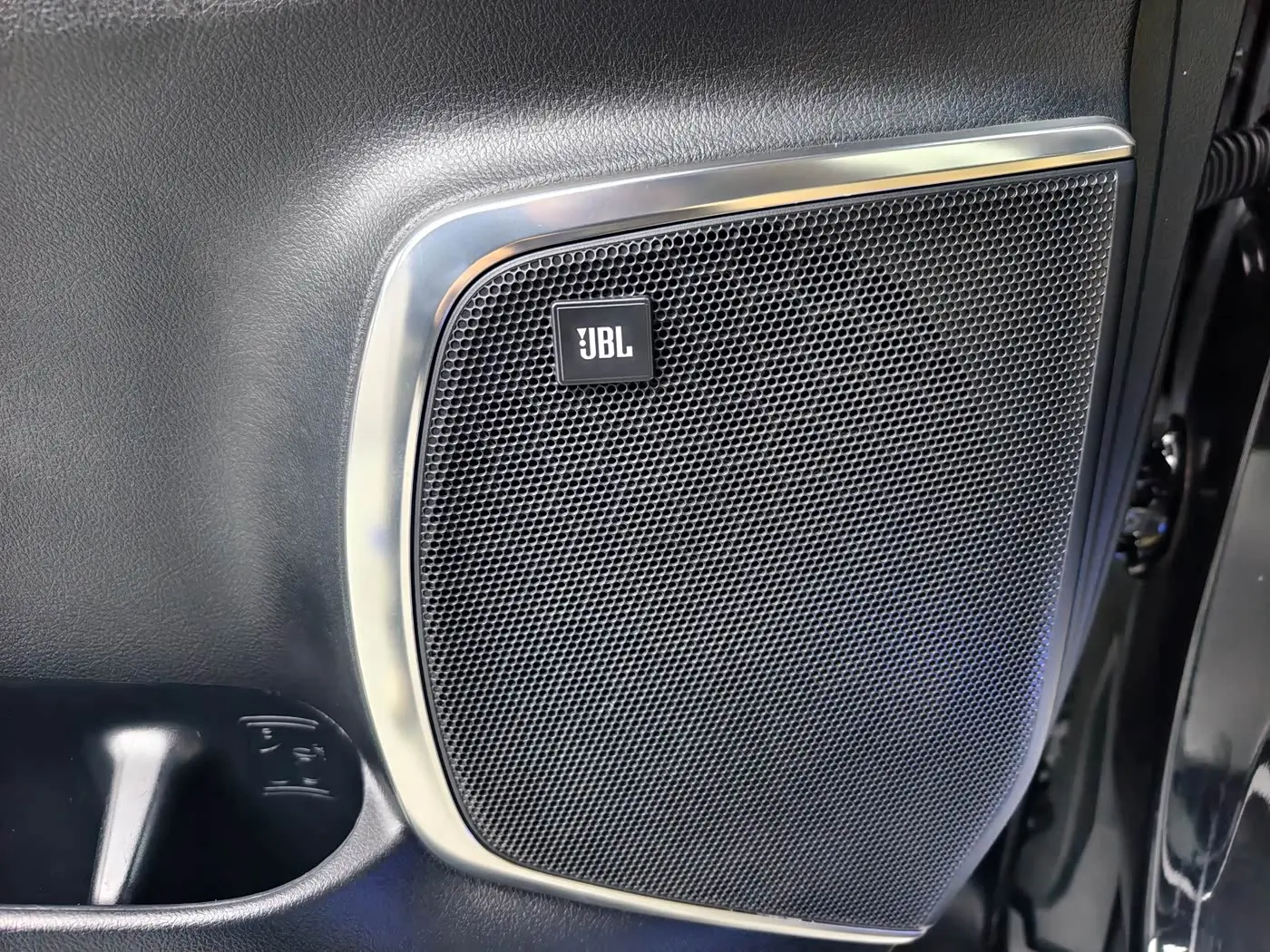 Toyota Alphard 2019 — Photo 8/20