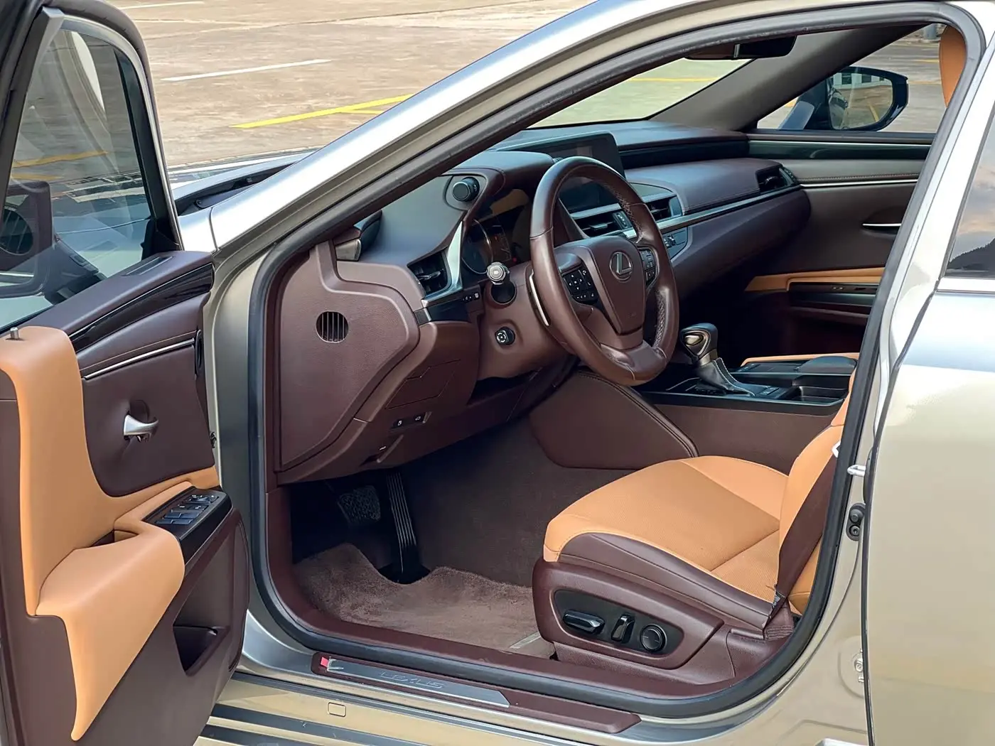 Lexus ES 2019 — Photo 12/20