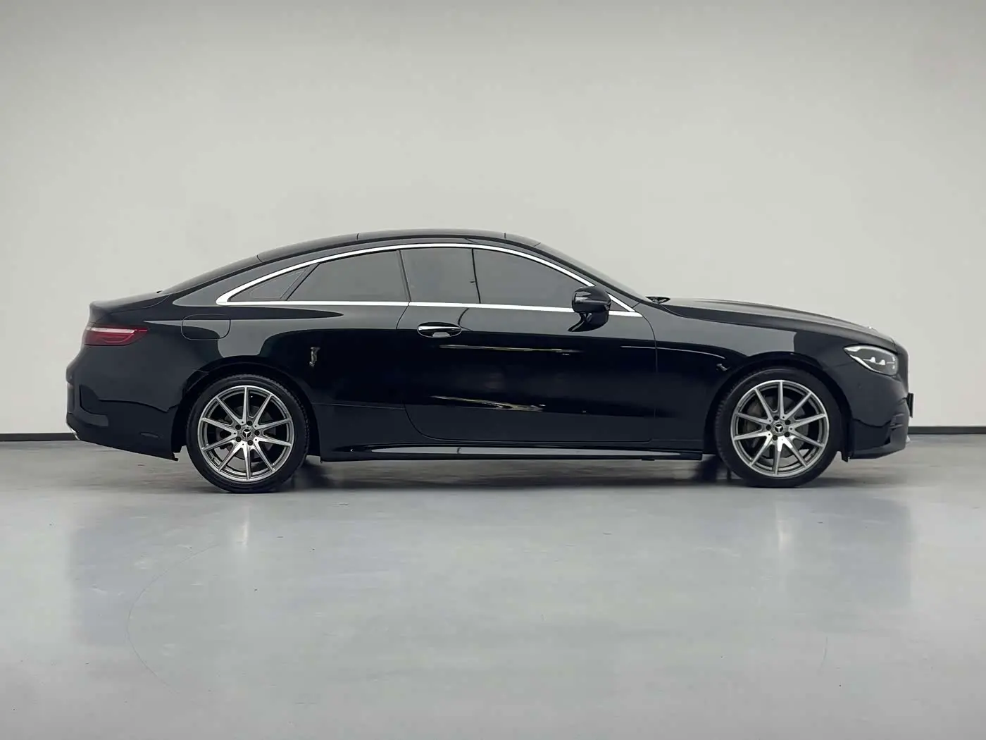 Mercedes-Benz E-Class 2022 — Photo 8/20