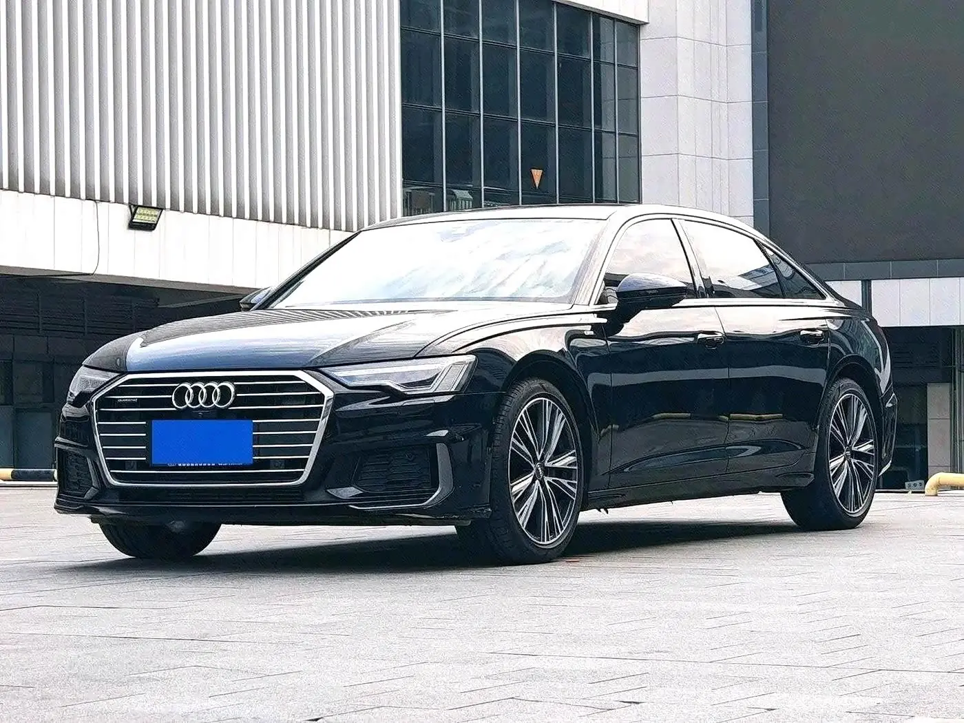 Audi A6L 2021 — Photo 1/12