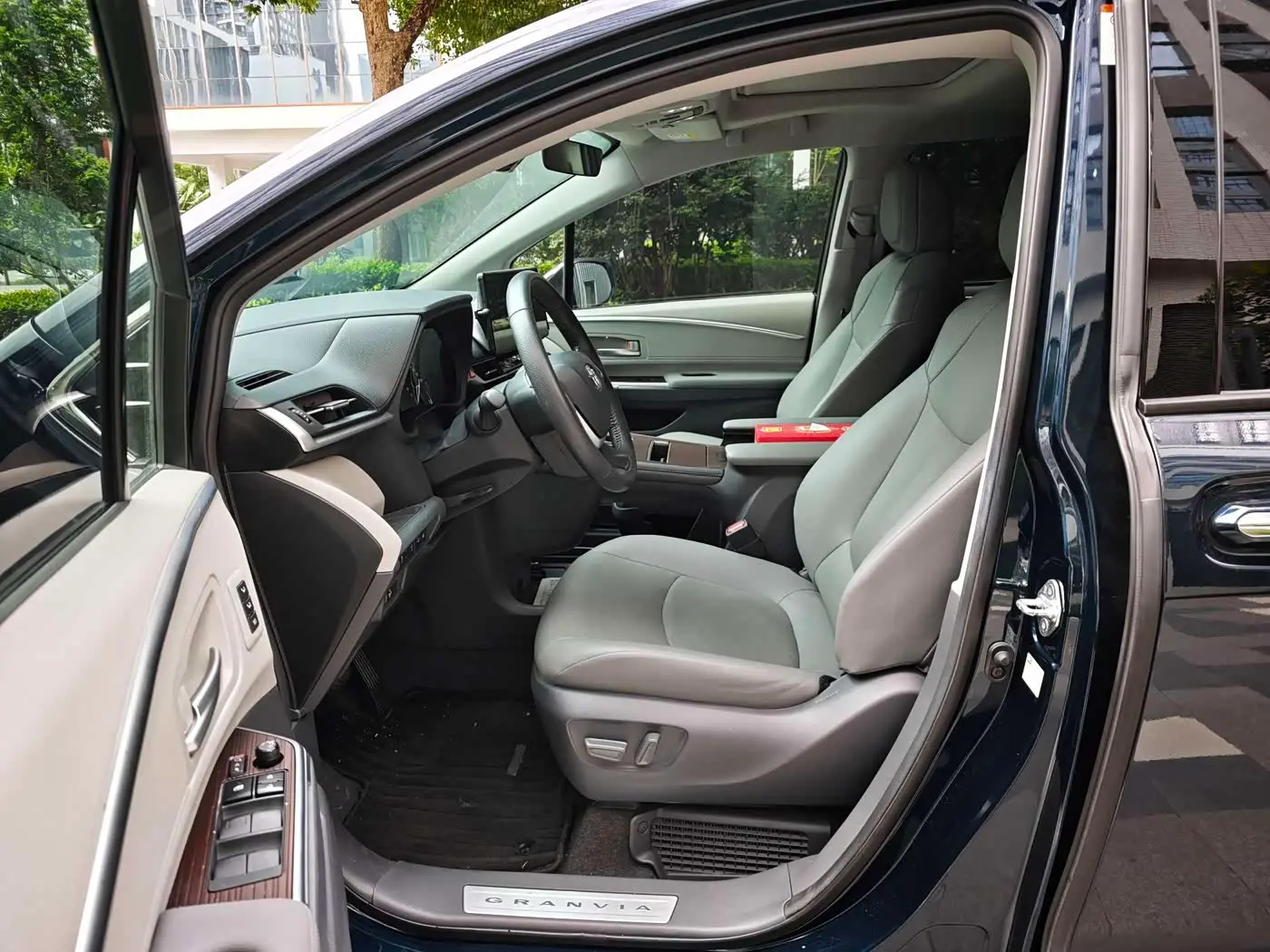 Toyota Granvia 2023 — Photo 4/14