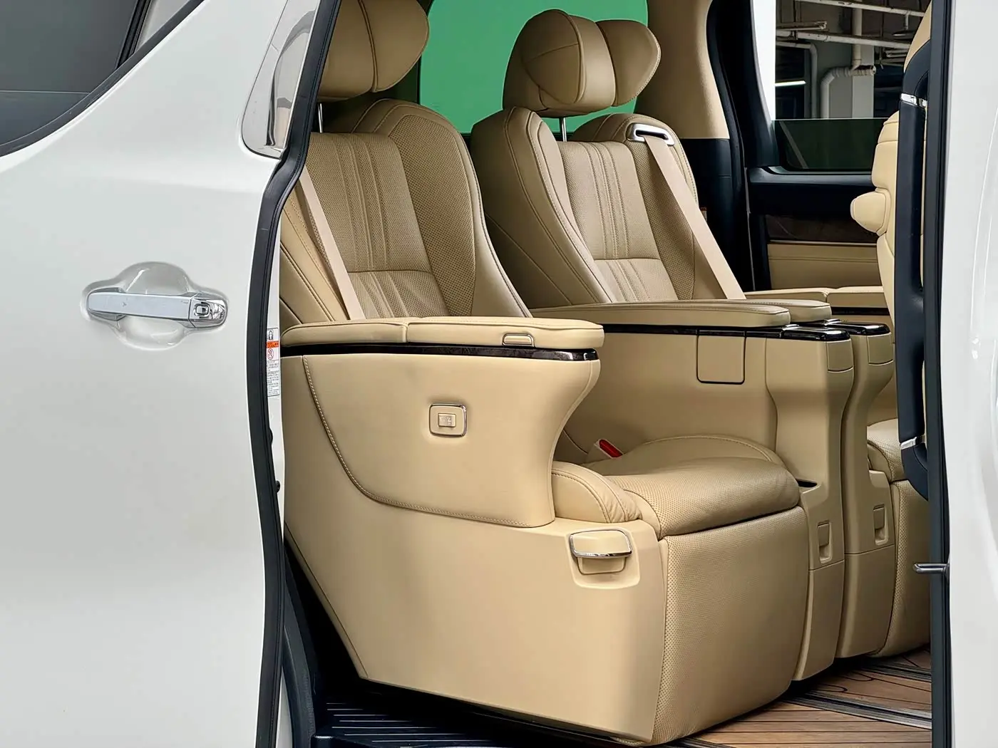 Toyota Alphard 2020 — Photo 8/17