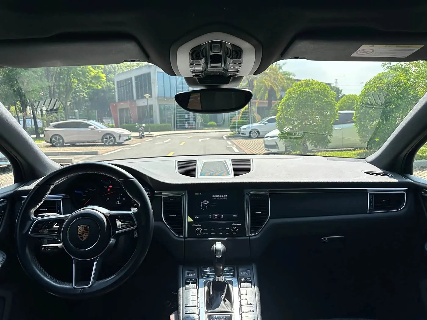 Porsche Macan 2018 — Фото 19/20