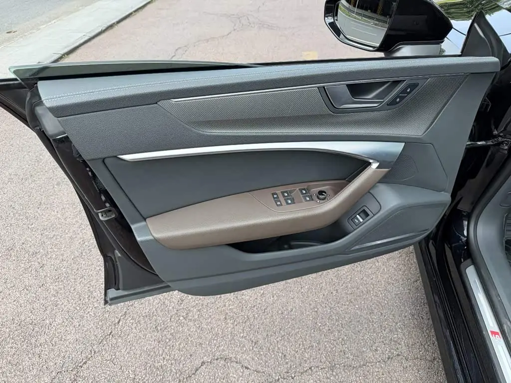 Audi A7L 2023 — Photo 6/14