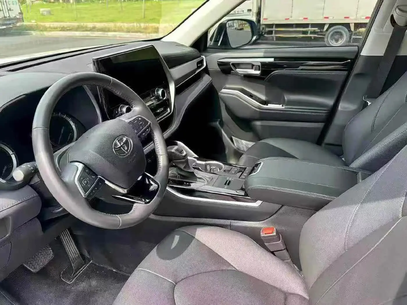 Toyota Highlander 2024 — Photo 4/9