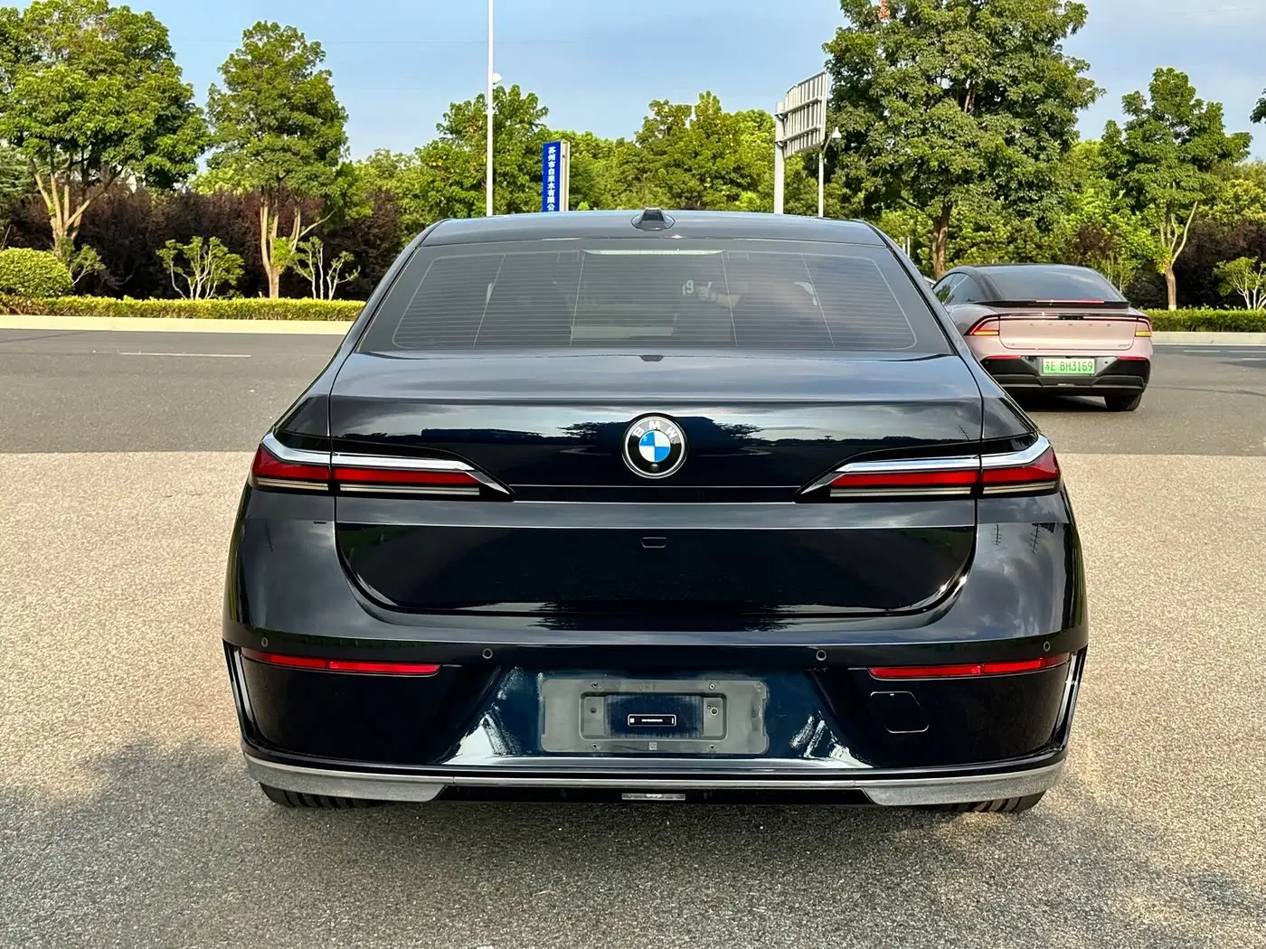 BMW 7 Series 2024 — Photo 7/20