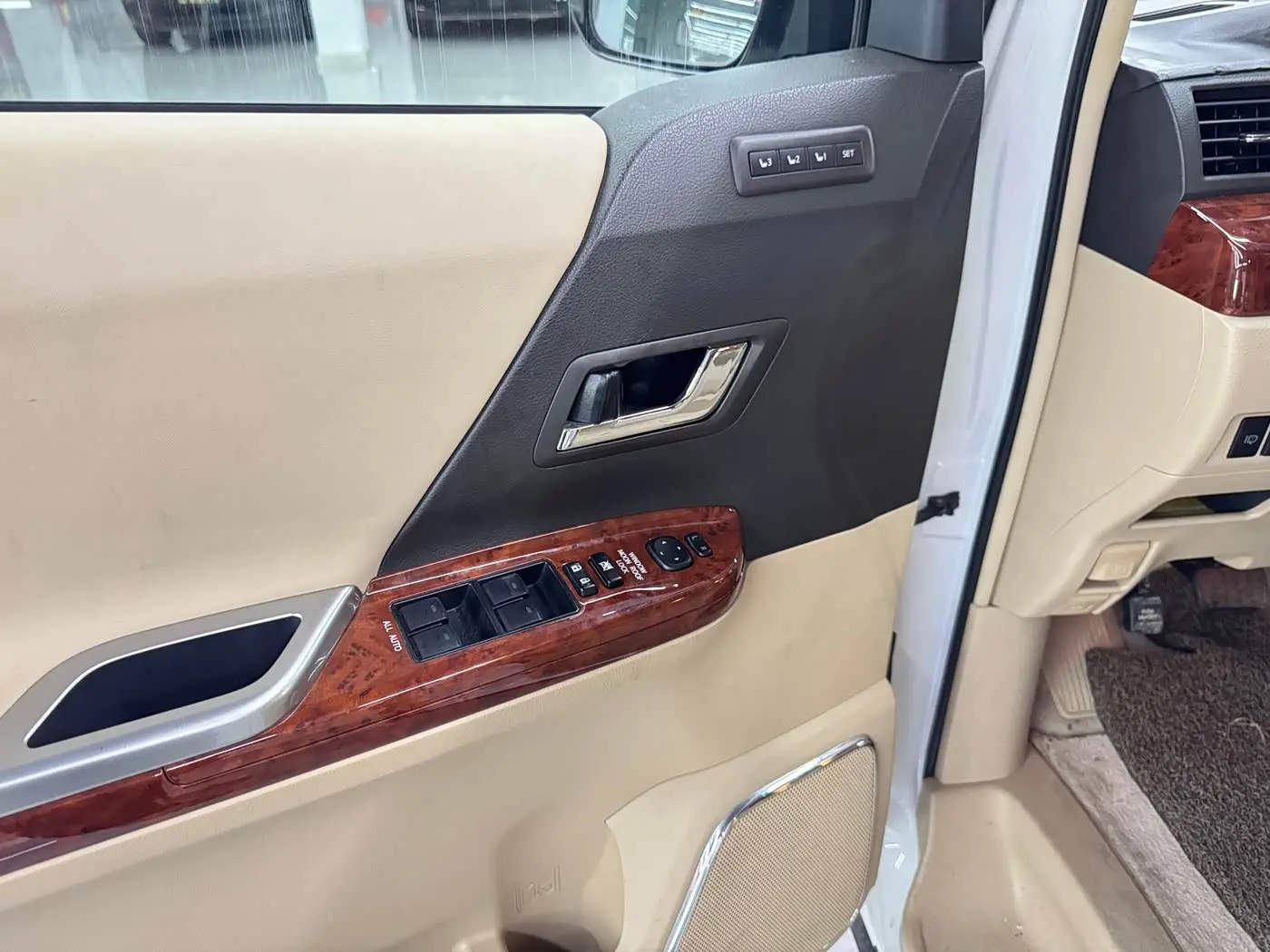 Toyota Alphard 2011 — Şəkil 16/16
