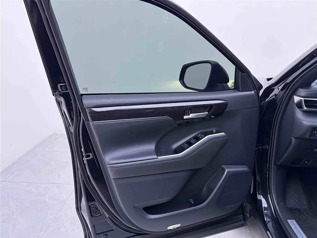 Toyota Crown Kluger 2023 — Photo 15/20