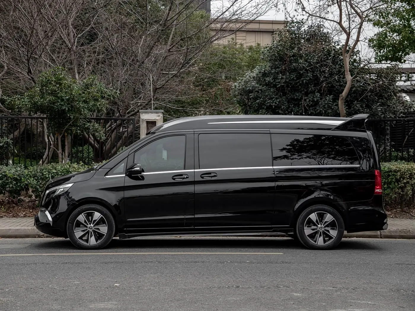 Mercedes-Benz V-Class 2023 — Photo 3/18