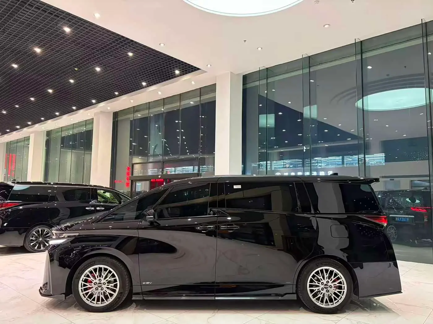 Toyota Vellfire 2024 — Photo 4/17