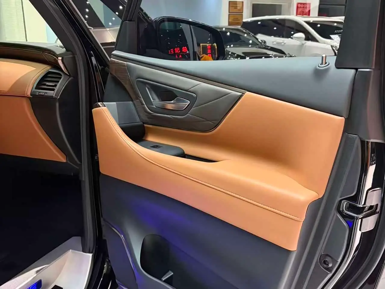 Toyota Vellfire 2024 — Photo 12/17
